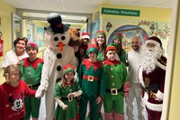 Babbo Natale e i suoi aiutanti arrivano in Pediatria a Cona