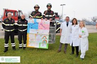I Vigili del fuoco arrivano con l'autoscala a consegnare doni nei reparti pediatrici di Cona