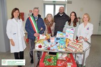 La Parrocchia e il Comune di Jolanda di Savoia portano doni e pannolini ai bambini dei reparti pediatrici