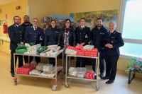 La Polizia Penitenziaria di Ferrara consegna regali ai bambini dei reparti pediatrici del S. Anna