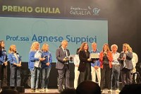 La Professoressa Suppiei premiata dall'Associazione Giulia