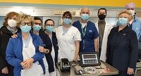 Ospedale di Mirandola, la Chirurgia accelera: nel 2023 eseguiti 1.280 interventi, +12% sul 2022, e grazie alla generosità di AMO Nove Comuni arriva un innovativo sistema per gli accessi venosi
