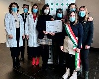 Sassuolo, il dono dell’associazione “Non è colpa mia”: nuove risorse per la formazione del personale del Day Hospital Oncologico