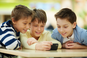 Mangiano più sano e studiano educazione alimentare a scuola, ma resta alta l’esposizione a tv e smartphone