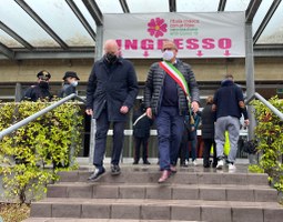 Il presidente Bonaccini  in visita agli Hub vaccinali di Castel San Pietro Terme e Crevalcore (Bologna)
