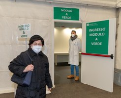 Covid, in Emilia-Romagna i non vaccinati rischiano 9 volte in più il ricovero in ospedale rispetto a chi ha ricevuto la dose booster, 7,8 volte in più di infettarsi