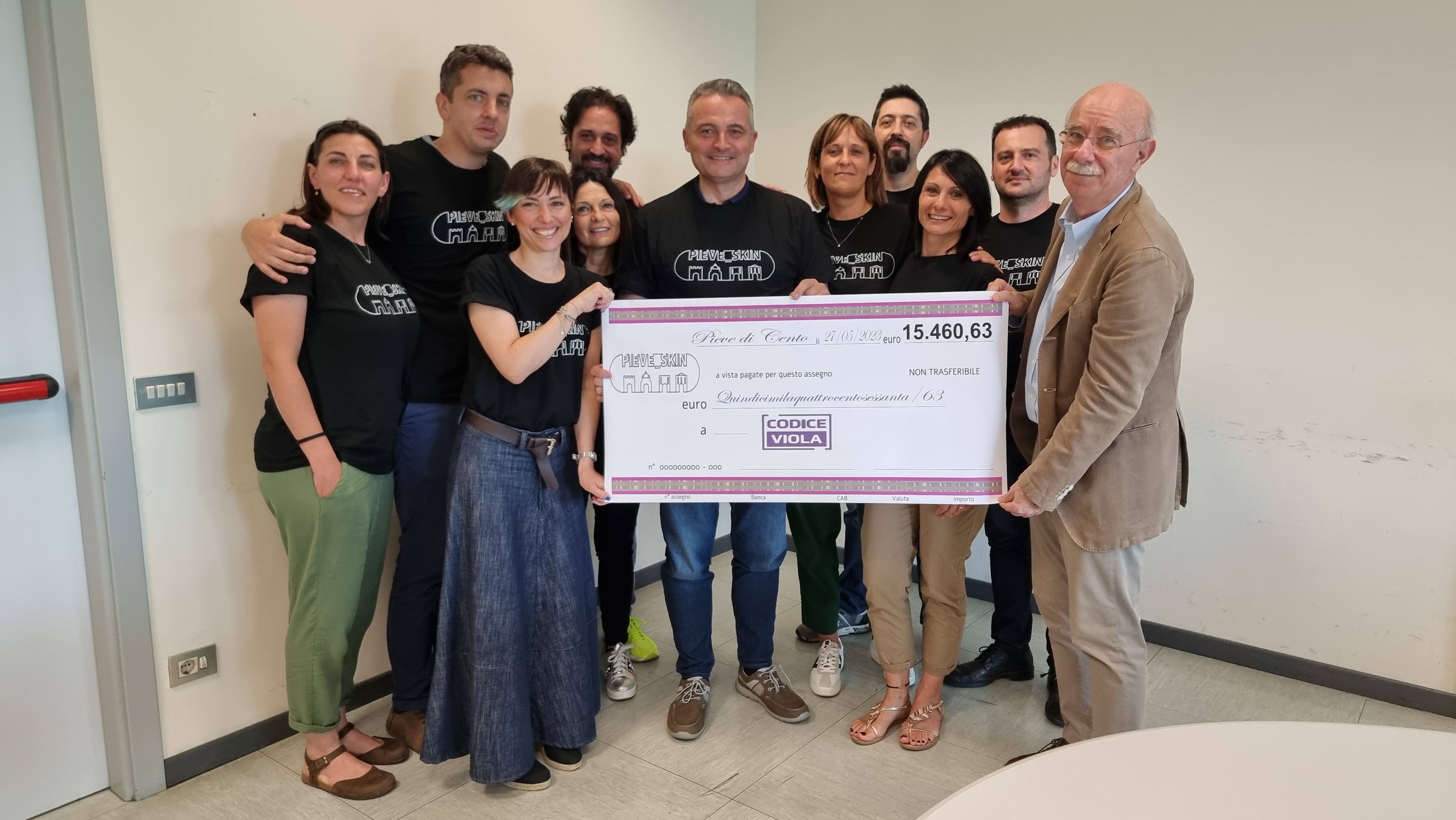 Le groupe “Pieve Skin” a remis un chèque de 15 000 euros au profit de l’association Codice Viola, qui aide depuis des années les patients atteints d’un cancer du pancréas et leurs familles