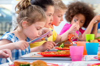 Mangiano più sano e studiano educazione alimentare a scuola, ma resta alta l’esposizione a tv e smartphone